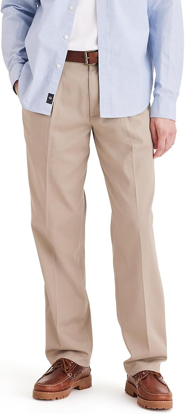 Men’s easy khaki pants, classic fit, pleated.